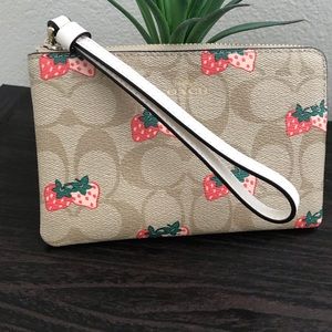 Coach Corner Zip Wristlet Sig Canvas Strawberry